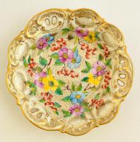 Díszes német porcelán tányér, áttört, kézzel festett, jelzett, kopásokkal, d: 20,5 cm