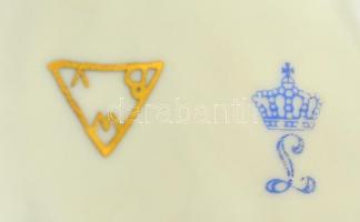 Díszes német porcelán tányér, áttört, kézzel festett, jelzett, kopásokkal, d: 20,5 cm