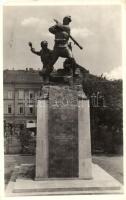 Budapest IX. Vámház tér, volt 1. honvéd és 1. népfölkelők gyalogezredének emlékműve (Márton Ferenc és Siklódy Lőrinc alkotása). Kiadja a v. 1. honvédgyalogezred bajtársi szövetsége, Hölzel Gyula felvétele (felületi sérülés / surface damage)