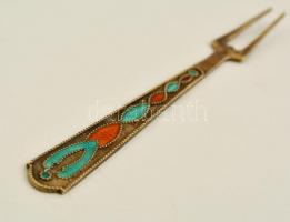 Aranyozott ezüst(Ag) sajtvilla, zománcozott díszítéssel, jelzett, h: 9,5 cm, bruttó: 28,6 g