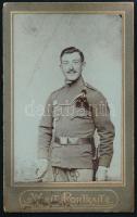 cca 1900 Lövészbojtos katona portréja, hátulján feliratozva,10,5×7 cm