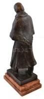 Csúcs Ferenc (1905-1999): Templomba menő. Bronz, jelzett, márvány talapzaton, m:31 cm