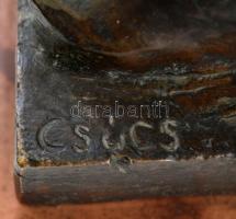 Csúcs Ferenc (1905-1999): Templomba menő. Bronz, jelzett, márvány talapzaton, m:31 cm