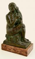Stursa jelzéssel: Ülő női akt. Bronz, jelzett, márvány talapzaton, m:35 cm