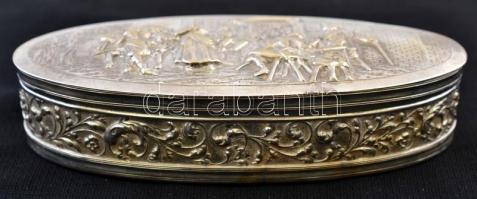 Ezüst, fogadói jelenetet ábrázoló ovális bonbonniere. Jelzett, mesterjeggyel / Silver bonbonniere wi...