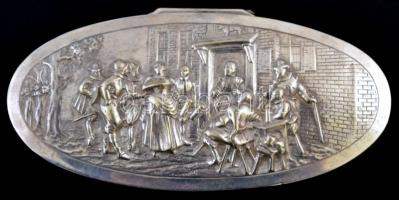 Ezüst, fogadói jelenetet ábrázoló ovális bonbonniere. Jelzett, mesterjeggyel / Silver bonbonniere wi...