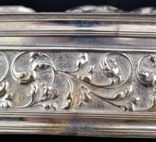 Ezüst, fogadói jelenetet ábrázoló ovális bonbonniere. Jelzett, mesterjeggyel / Silver bonbonniere wi...