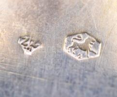 Ezüst, fogadói jelenetet ábrázoló ovális bonbonniere. Jelzett, mesterjeggyel / Silver bonbonniere wi...