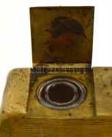 Peter Tereszczuk (1875-1963)  Figurális aranyozott bronz asztali toll- és tintatartó, Anya kisgyerme...