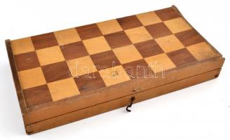 Sakk-készlet, fa, hiánytalan, tábla sérült, kopott, 38x38 cm