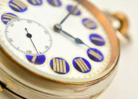 Angol porcelán számlapos óra, szép állapotban, működik, ezüst rátétes bőr tokban, jelzett, d: 6 cm