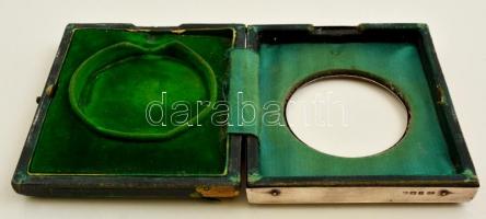 Ezüst(Ag) fedelű, bőr és bársony zsebóra doboz, jelzett, 11,5x10x3 cm, d: 6 cm