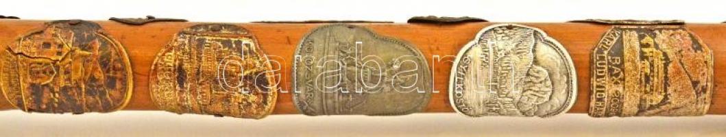 cca1930 Turistabot 25 jelvénnyel, közötte 2db jamboree jelvény is. / Alpine cane with hiker badges. ...