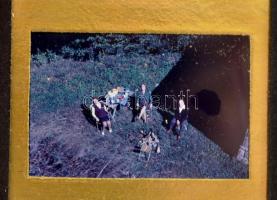 Diafilm tartó fa doboz, tele diákkal, diatartó kerettel (főleg városképek, életképek), kb 100 db