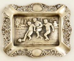 Focizó gyermekeket ábrázoló jelzett ezüst hamutartó / Signed silver ashtray with football playing children 10x7 cm 41,9 g