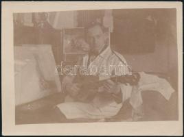1926 Drahos István (1895-1968) festőművészről gitározás közben készített fotó, hátoldalon a művész saját kezű dedikációjával, 9x12 cm