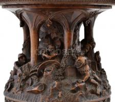 Díszesen faragott címeres kínáló mitológiai jelenettel, fa, jelzés nélkül, sérült, m: 36 cm