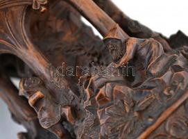 Díszesen faragott címeres kínáló mitológiai jelenettel, fa, jelzés nélkül, sérült, m: 36 cm