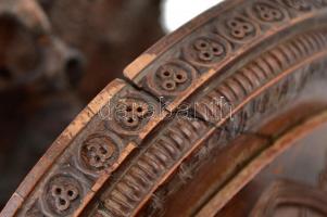 Díszesen faragott címeres kínáló mitológiai jelenettel, fa, jelzés nélkül, sérült, m: 36 cm