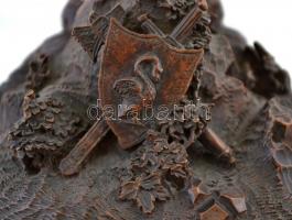 Díszesen faragott címeres kínáló mitológiai jelenettel, fa, jelzés nélkül, sérült, m: 36 cm