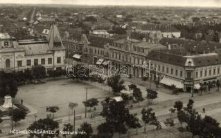 Hódmezővásárhely, Kossuth tér, Vadász Miklós drogéria, gyógyszertár, Beregi Lajos, Weisz Imre üzletei, cukrászda, bank. Posztos Pál kiadása