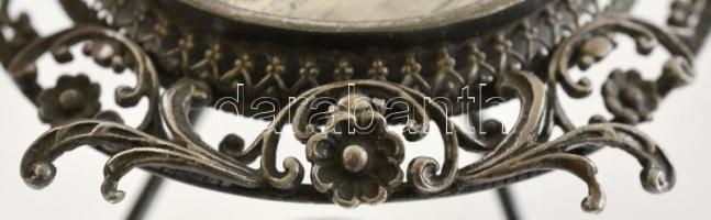 Ezüst (Ag.) filigrán fényképtartó, benne fényképpel, jelzés nélkül, 9,5×7,5 cm, kis sérüléssel, brut...