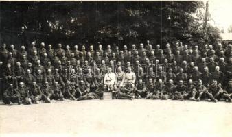 1940. A 109. század katonáinak csoportképe / Soldiers of the Hungarian Armys 109th Company, WWII-era group photo