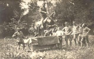 Osztrák-magyar huszár a harctéren / K.u.K. military soldiers and hussar on the field. photo