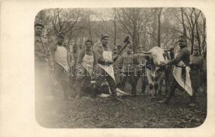 1915 Oroszország. Friss hús a tábori konyhához, katonák marhavágás közben / WWI K.u.K. soldiers at the Russian front during beef slaughter for the field kitchen. photo (EK)