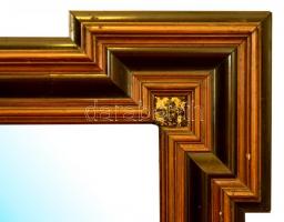 Dekoratív falitükör, tetején kis lepattanással, metszett üveggel, 115×77 cm