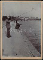 cca 1890-1900 Keszthelyi móló horgászokkal, keményhátú fotó, 18x13 cm