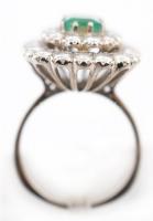 Fehér arany (14 K) gyűrű táblás csiszolású smaragd kővel, körülötte 30 db csiszolt brill kővel (d:30...