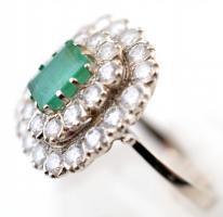 Fehér arany (14 K) gyűrű táblás csiszolású smaragd kővel, körülötte 30 db csiszolt brill kővel (d:30...