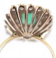 Fehér arany (14 K) gyűrű táblás csiszolású smaragd kővel, körülötte 30 db csiszolt brill kővel (d:30...