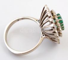 Fehér arany (14 K) gyűrű táblás csiszolású smaragd kővel, körülötte 30 db csiszolt brill kővel (d:30...