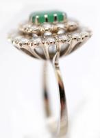 Fehér arany (14 K) gyűrű táblás csiszolású smaragd kővel, körülötte 30 db csiszolt brill kővel (d:30...