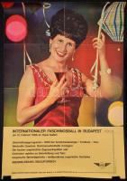 1966 Internationaler Faschingsball im Budapest / Nemzetközi farsangi bál Budapesten a Gellért hotelben, német nyelvű Ibusz reklámplakát, hajtásnál kis szakadások, 97x66 cm