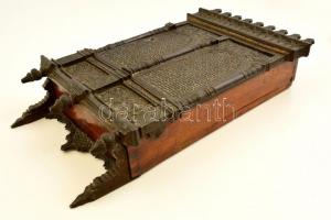 Arab mintájú kulcstartó szekrényke. Fa, réz. kulccsal  / key holder cabinet 22x39 cm