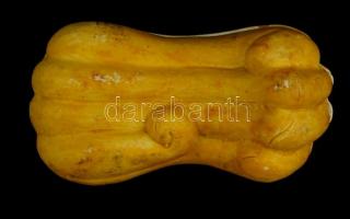 Porcelán pajzán dísztök, benne erotikus kínai porcelán figurákkal, kézzel festett, jelzés nélkül, ko...