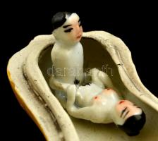 Porcelán pajzán dísztök, benne erotikus kínai porcelán figurákkal, kézzel festett, jelzés nélkül, ko...