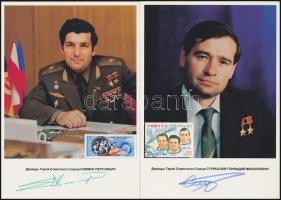 21 szovjet űrhajóst ábrázoló kép rajtuk az űrrepülésre kiadott bélyegek, valamint az űrhajósok saját...