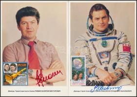 21 szovjet űrhajóst ábrázoló kép rajtuk az űrrepülésre kiadott bélyegek, valamint az űrhajósok saját...