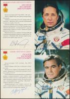 30 szovjet űrhajóst ábrázoló nyomtatvány a képükkel, valamint az élettörténetükkel és küldetésük leí...