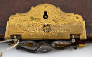 XIX. sz. író és levelező mappa, iratrendező. Dombornyomott bőr, hímzett virág díszítéssel, selyem bé...