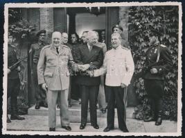 1945 Sajtófotó a Potsdami Konferenciáról. Sztálin, Churchill, Truman. magyar és török nyelvű felirattal / 1945 Original press photo from the Conference of Yalta.  inscribed in Turkish and Hungarian. 12x9 cm