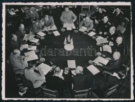 1945 Sajtófotó a Potsdami Konferenciáról. Magyar és török nyelvű felirattal / 1945 Original press photo from the Conference of Yalta.  inscribed in Turkish and Hungarian. 12x9 cm