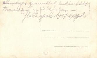 1917 Harbopol. Ellenséges gránáttal ledöntött traverz az állásban, osztrák-magyar katonák a lövészár...