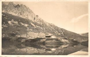 Tátra, Magas Tátra. Zöld-tó menedékházzal. J. Pikovsky / Zelené Pleso s chatou / Grüner See mit Schutzhaus / lake, rest house (EK)