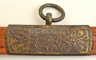 cca 1800 Oszmán tiszti(?) kard hüvelye, aranyozott ezüst (Ag.) szerelékkel, bőr borítással, hiányos ...