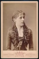 cca 1880 Fiatal hölgy műtermi portréja, keményhátú fotó Kozmata Ferenc budapesti műterméből, 17x11 cm